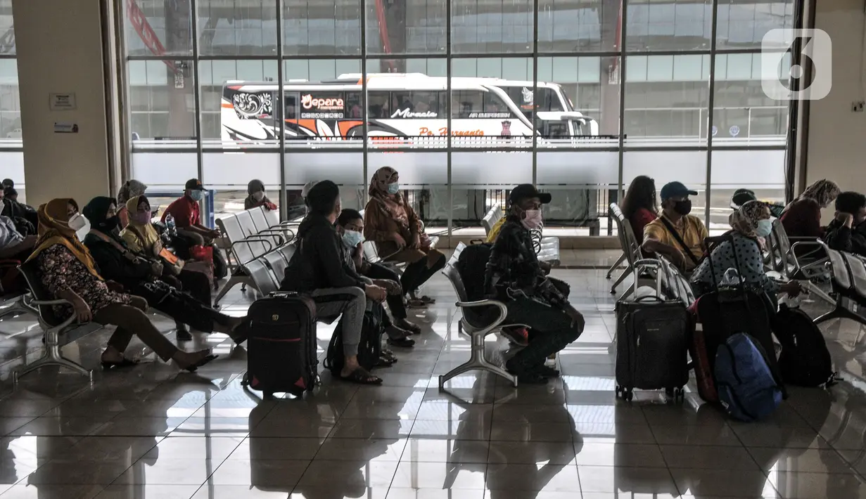 Calon penumpang bus AKAP menunggu jadwal keberangkatan di Terminal Terpadu Pulogebang, Jakarta Timur, Selasa (21/12/2021). Memasuki libur Natal dan Tahun Baru, Terminal Terpadu Pulogebang mulai ramai penumpang tujuan kota-kota besar di Sumatera, Jawa, dan Bali. (merdeka.com/Iqbal S. Nugroho)