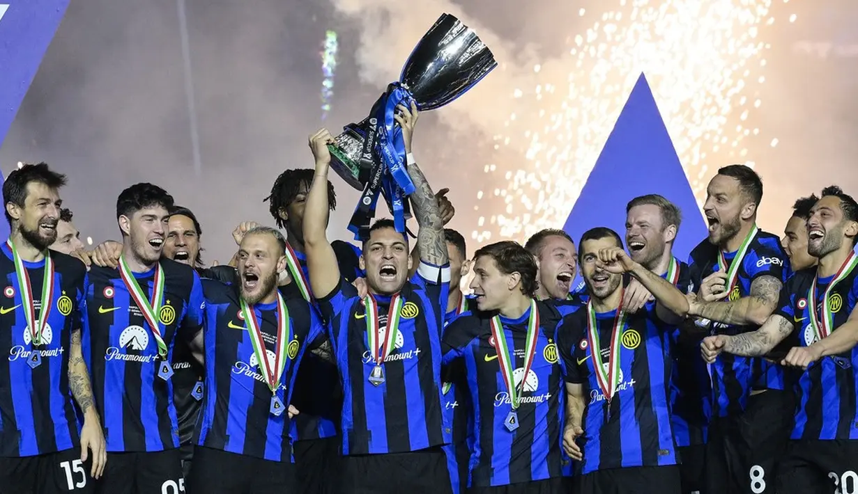 Pemain Inter Milan, Lautaro Martinez, mengangkat trofi setelah menjuarai Supercoppa Italia di Stadion Al-Awwal Park, Riyadh, Selasa (23/1/2024). Inter Milan menang dengan skor tipis 1-0. (Alfredo Falcone/LaPresse via AP)