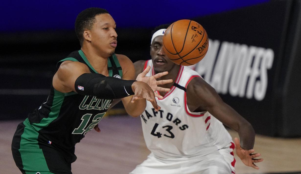 Pebasket Boston Celtics, Grant Williams, berebut bola dengan pebasket Toronto Raptors, Pascal Siakam, pada semifinal playoff Wilayah Timur NBA, Rabu (2/9/2020). Celtics menang dengan skor 102-99. (AP Photo/Mark J. Terrill)