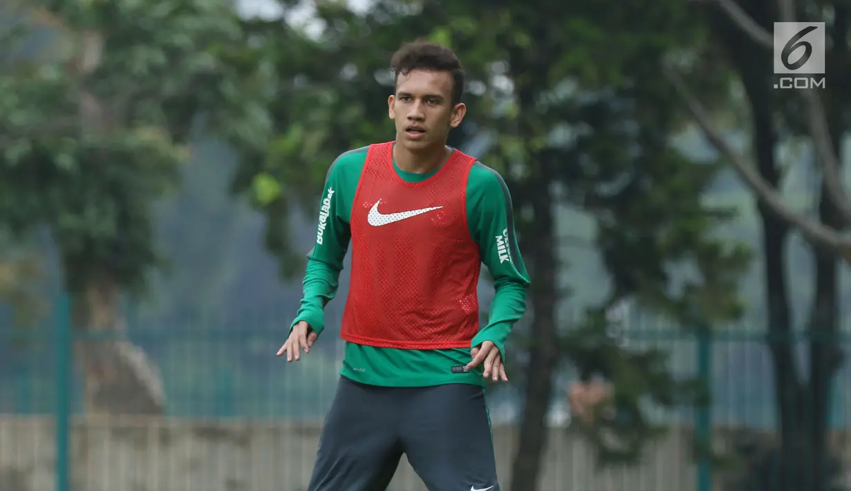 Egy Maulana Vikri saat mengikuti latihan bersama Timnas Indonesia U-23 di Lapangan A Senayan, Jakarta, Sabti (17/3). Egy juga tidak dapat bermain saat Lechia Gdansk melawan Lech Poznan di liga Polandia Ekstraklasa. (Liputan6.com/Helmi Fithriansyah)