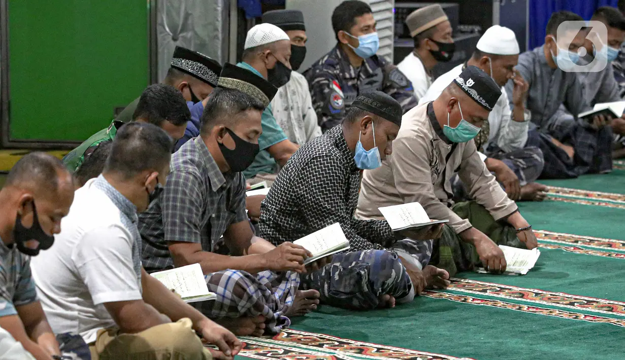 Puluhan prajurit TNI menggelar pengajian dari Kapal KRI Semarang di Kepulauan Seribu, Jakarta, Senin malam (11/1/2021). Pengajian ini digelar untuk mendoakan para korban jatuhnya pesawat Sriwijaya Air SJ 182 dengan rute Jakarta-Pontianak di perairan Kepulauan Seribu. (Liputan6.com/Faizal Fanani)