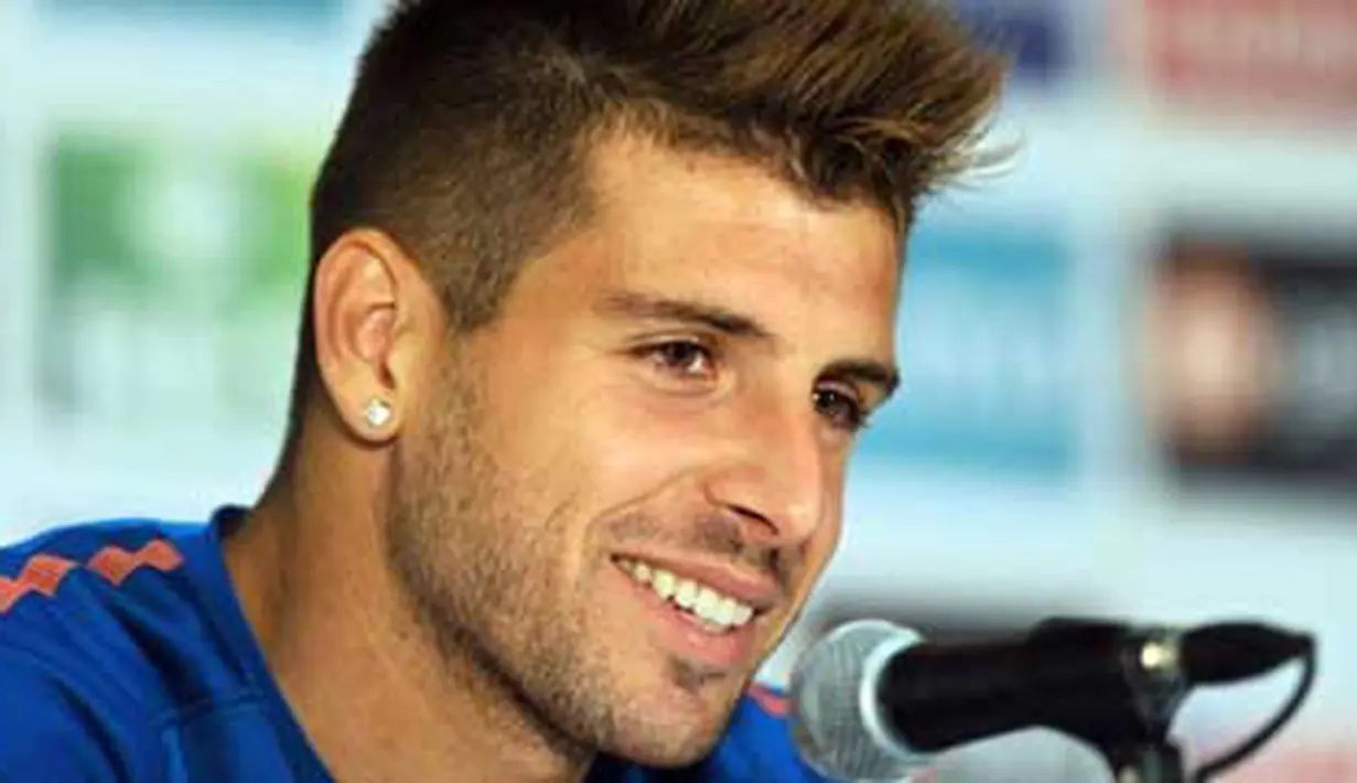 Gelandang Portugal Miguel Veloso di sesi konferensi pers yang digelar di Bekker High School, Magaliesburg, 10 Juni 2010 jelang kick off PD 2010. AFP PHOTO / FRANCISCO LEONG 