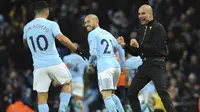 Striker Manchester City Sergio Aguero dan pelatih Pep Guardiola merayakan kemenangan 2-1 atas Southampton pada pekan ke-14 Premier League 2017-2018 di Etihad Stadium, Rabu (29/11/2017). (AP Photo/Rui Vieira)