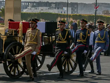 Kereta kuda membawa peti jenazah mantan presiden Hosni Mubarak saat upacara pemakaman di Masjid Tantawi, Kairo, Mesir, Rabu (26/2/2020). Upacara pemakaman Mubarak dilakukan secara militer. (AP Photo/Hamada Elrasam)