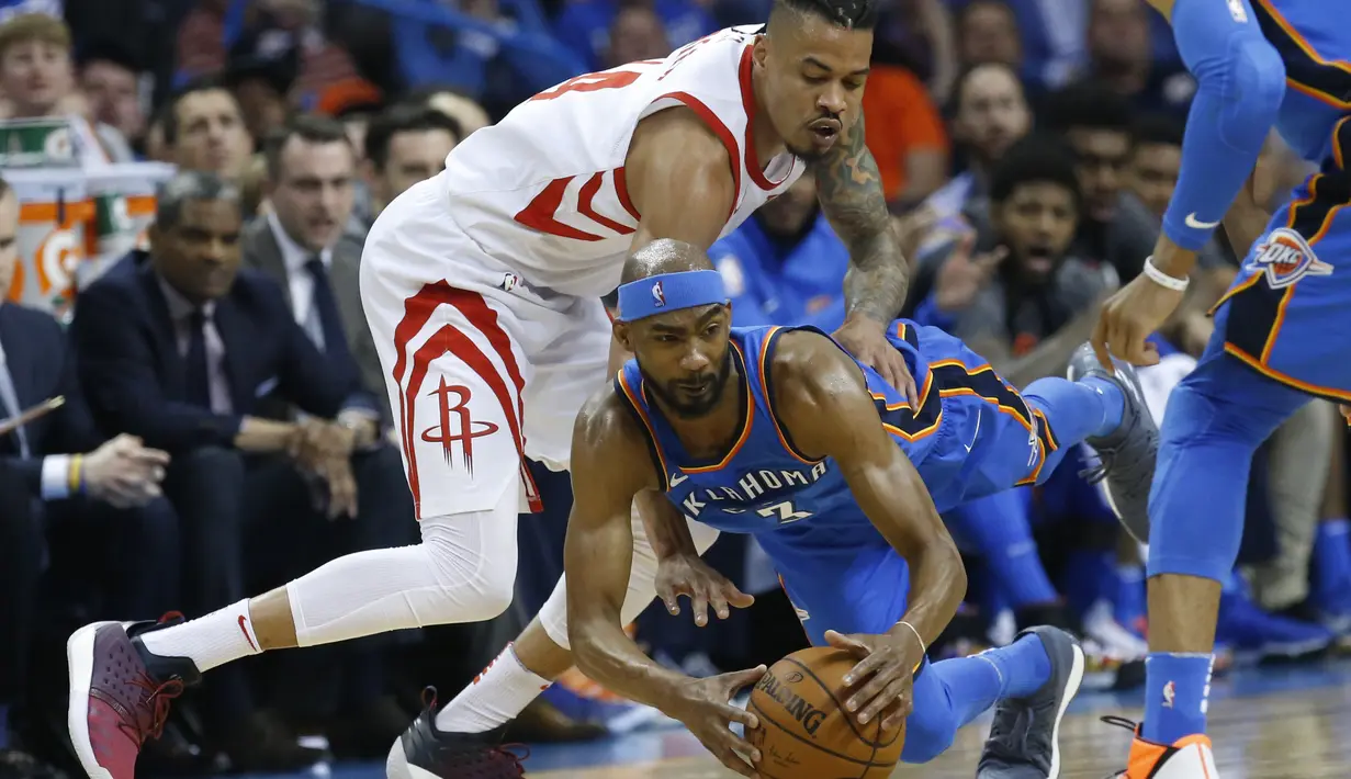 Aksi pemain Oklahoma, Corey Brewer (tengah) berebut bola dengan pemain Rockets, Gerald Green pada laga NBA basketball game di Chesapeake Energy Arena, Oklahoma City, (6/3/2018). Rockets menang 122-112. (AP/Sue Ogrocki)