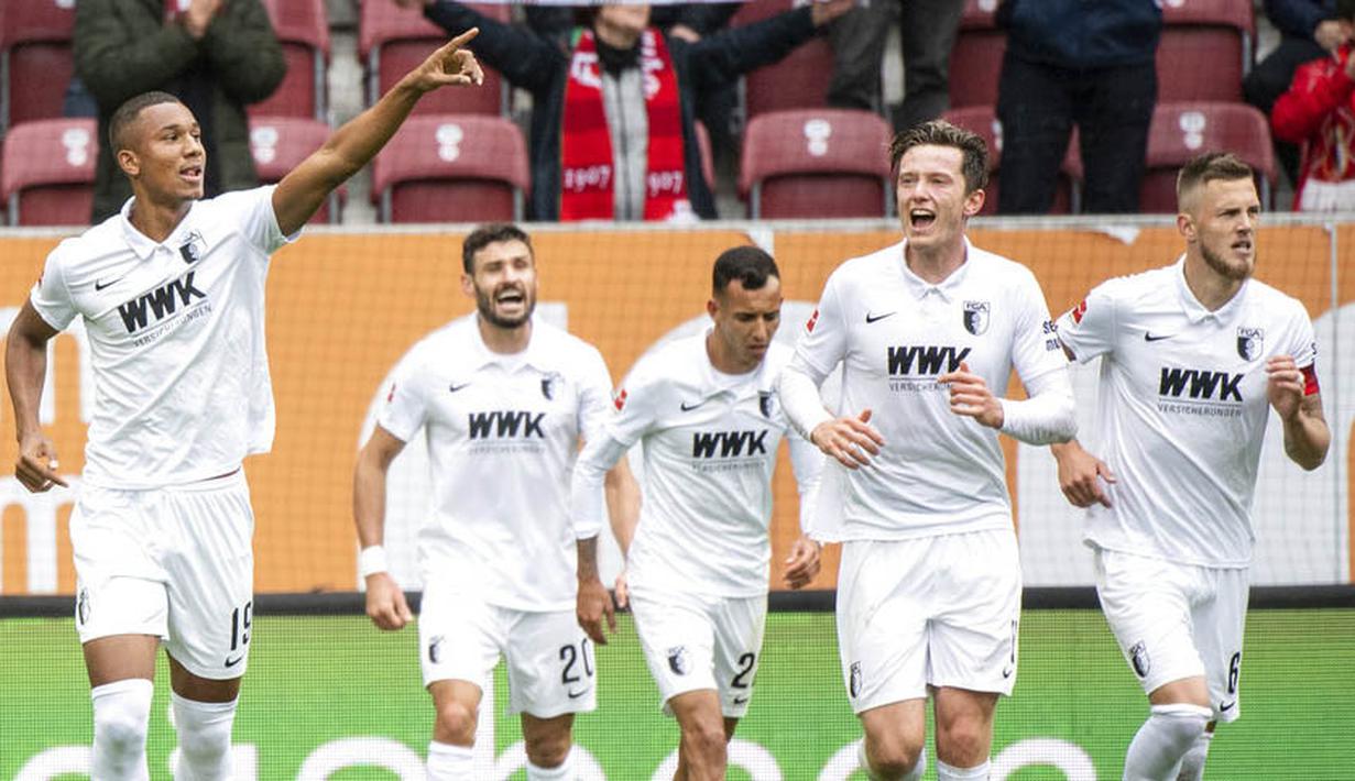 Pemain Augsburg, Felix Uduokhai, melakukan selebrasi usai mencetak gol ke gawang  Borussia Dortmund pada laga Bundesliga, Minggu (27/9/2020). Augsburg menang dengan skor 2-0. (Matthias Balk/dpa via AP)