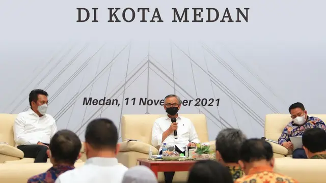 Ketua Dewan Komisioner OJK Wimboh Santoso melaksanakan dialog dengan pelaku UMKM yang mendapatkan pembiayaan KUR dari BNI di kota Medan. (Dok OJK)