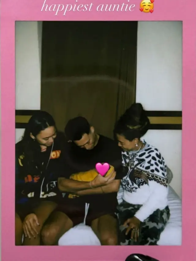 Dali Wassink Kekasih Jennifer Coppen Gendong Anak
