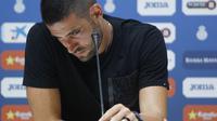 Salah satu ekspresi kiper Espanyol Kiko Casilla, dalam konferensi pers di Cornella de Llobregat, 17 Juli 2015. Dalam konferensi pers itu, Espanyol mengumumkan bahwa Casilla akan bergabung dengan Real Madrid pada bursa transfer musim panas 2015. (AFP PHOTO