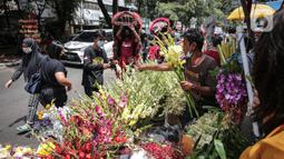 Penjual melayani pembeli bunga hias di Pasar Petak Sembilan, Glodok, Jakarta, Senin (31/1/2022). Jelang tahun baru Imlek 2573 sejumlah bunga seperti sedap malam, aster, mawar dan lainnya mulai banyak dicari warga Tionghoa untuk sembahyang. (Liputan6.com/Faizal Fanani)