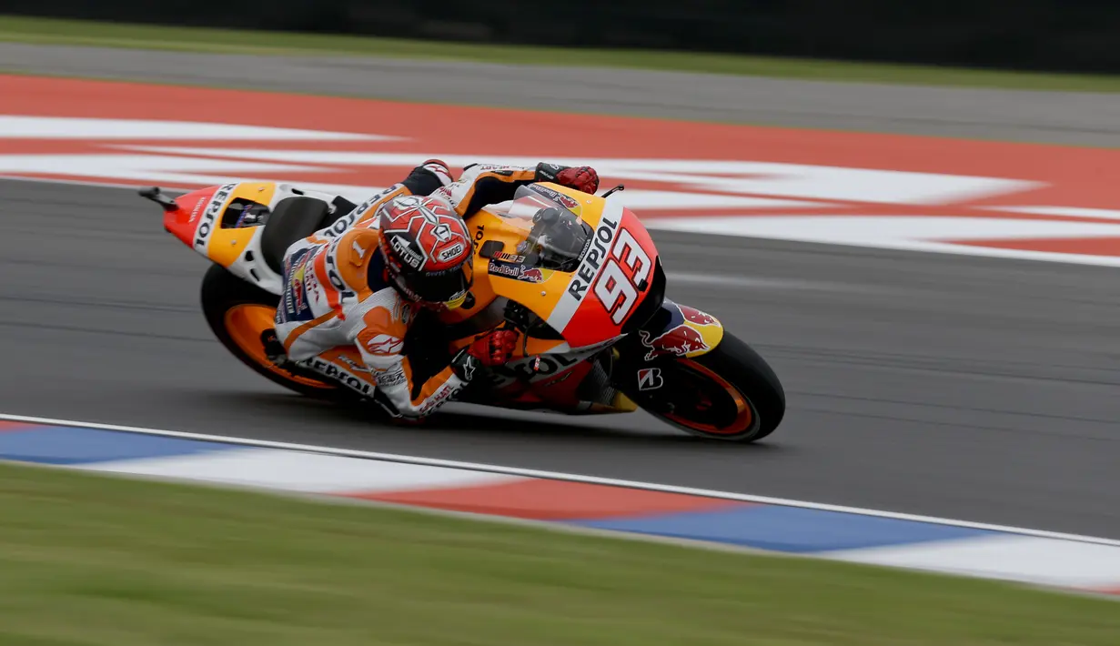 Marc Marquez sedang latihan bebas pertama di Sirkuit Termas de Río Hondo, Jumat (17/4/2015) malam WIB. (AP Photo/Natacha Pisarenko)