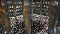 Jemaah melaksanakan salat Idul Adha di Masjid Istiqlal, Jakarta, Minggu (11/8/2019). Pemerintah Indonesia menetapkan Idul Adha 1440 Hijriah atau 10 Dzulhijjah jatuh pada 11 Agustus 2019 yang dirayakan dengan melaksanakan Salat Id dan penyembelihan hewan kurban. (Liputan6.com/Immanuel Antonius)