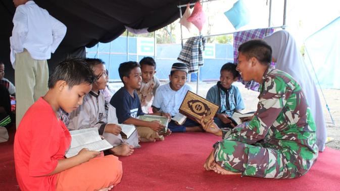 Seorang prajurit TNI AD sedang mengajari ngaji anak-anak korban gempa dan Tsunami Palu-Donggala (istimewa)