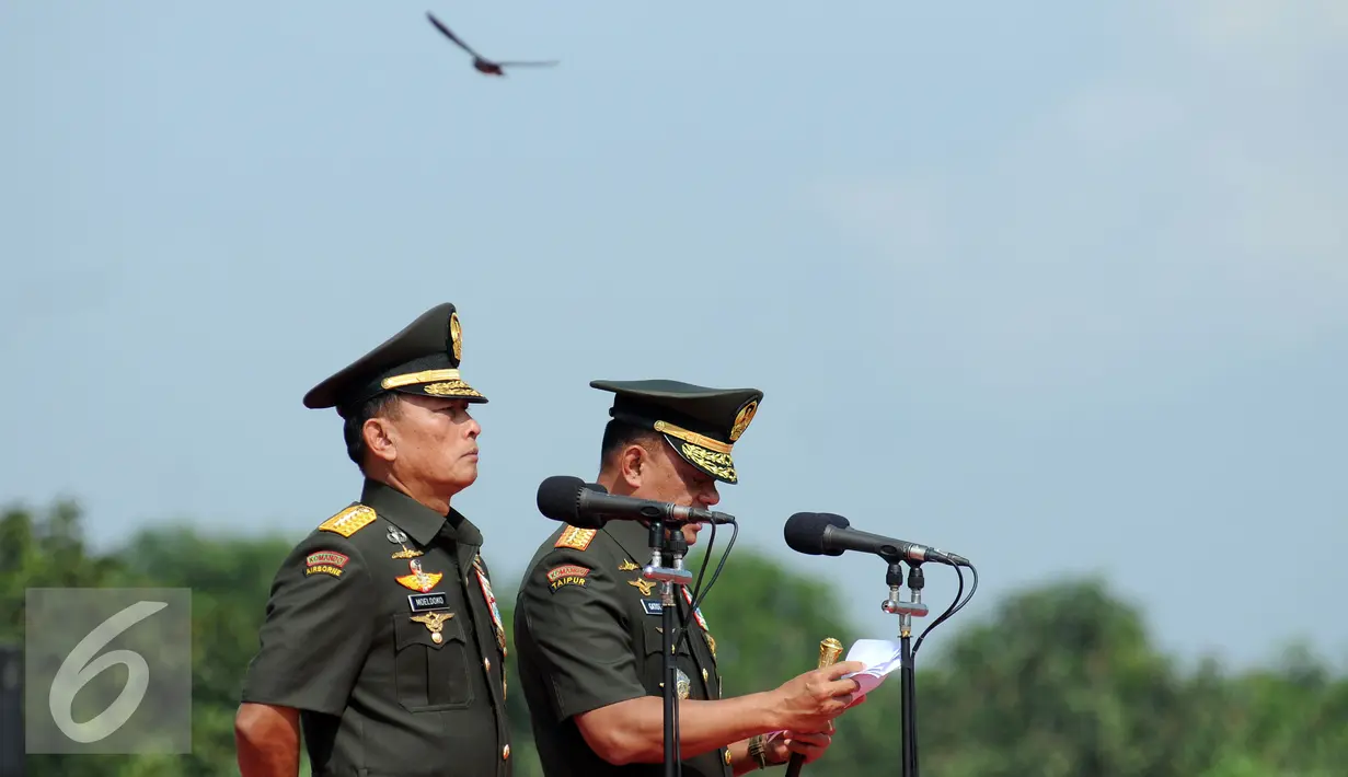 Jenderal TNI Gatot Nurmantyo (kanan) memberikan pidato saat upacara Serah Terima Jabatan Panglima TNI di Mabes TNI Jakarta, (14/7/2015). Gatot resmi dilantik sebagai Panglima TNI pada 8 Juni 2015 lalu. (Liputan6.com/Helmi Fithriansyah)