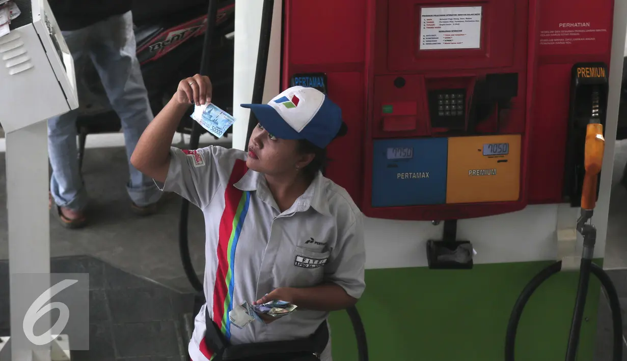 Petugas mengecek uang di SPBU di Jakarta, Selasa (29/3). Mengingat harga minyak dunia sudah mulai merangkak naik di level USD40 per barel. Sehingga ada kemungkinan harga BBM naik pada Juli mendatang. (Liputan6.com/Angga Yuniar)