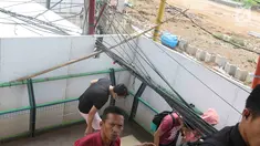 Pejalan kaki melintasi jembatan penyeberangan orang yang terhalang instalasi kabel di Depok, Jawa Barat, Sabtu (8/12). Selain mengganggu kenyamanan, keberadaan instalasi kabel semrawut tersebut membahayakan pejalan kaki. (Liputan6.com/Immanuel Antonius)