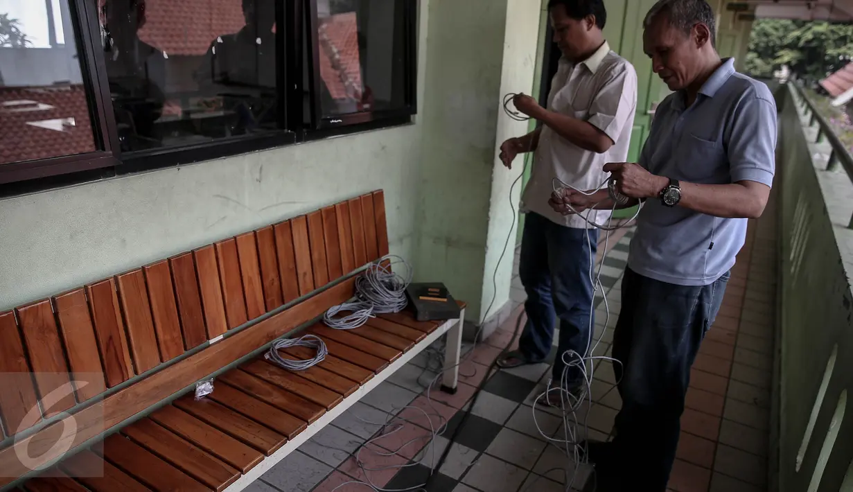 Petugas menyiapkan kabel komputer untuk ujian nasional berbasis komputer (computer based test/CBT) di SMP N 1, Jakarta, (7/5/2016). Sebanyak 280 siswa-siswi SMP Negeri 1 Jakarta mengikuti ujian nasional berbasis komputer. (Liputan6.com/Faizal Fanani)