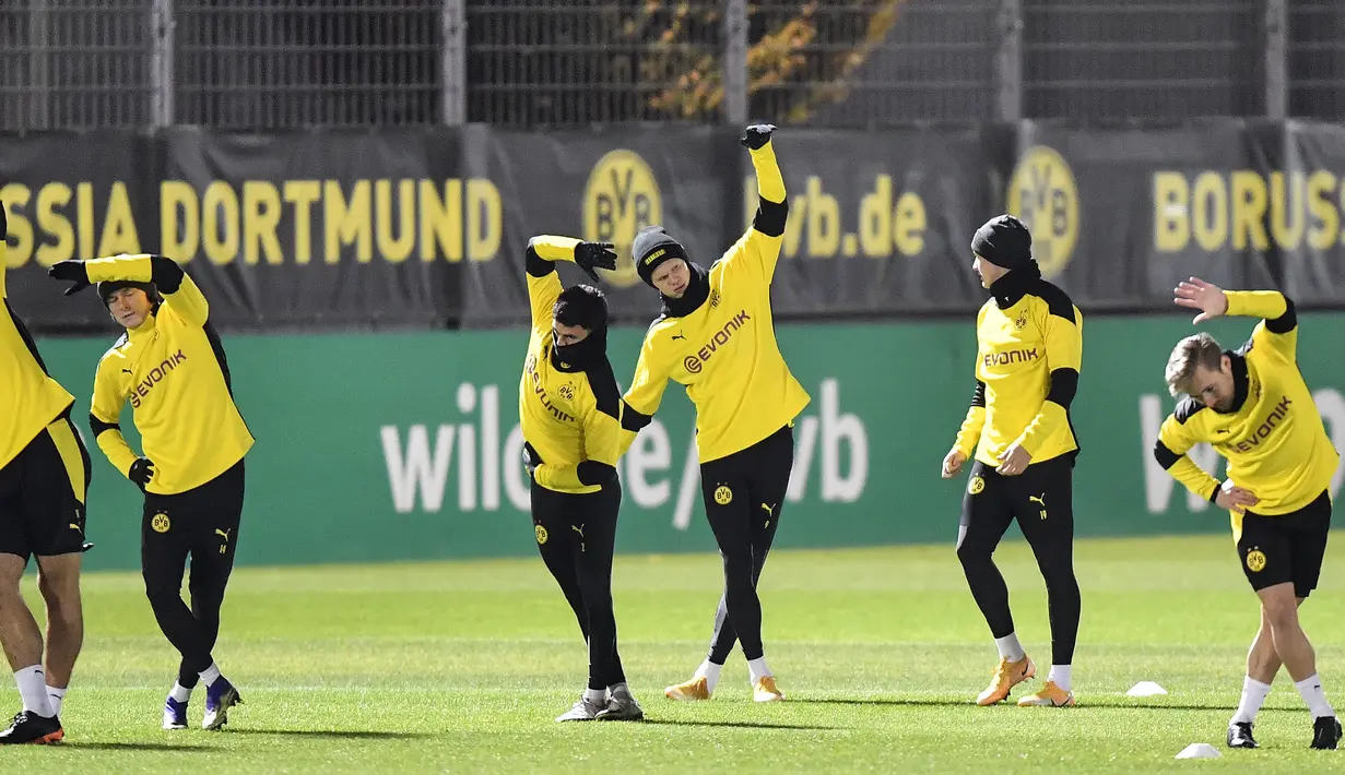 Penyerang Borussia Dortmund, Erling Haaland (tengah) berlatih bersama rekan-rekannya selama sesi latihan di Dortmund, Jerman, Senin (23/11/2020). Dortmund akan bertanding melawan  Club Brugge pada Grup F Liga Champions. (AP Photo/Martin Meissner)