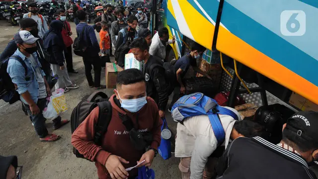 FOTO: Jelang Larangan Mudik, Terminal Bayangan Dipadati Pemudik