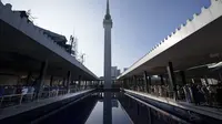 Umat Muslim melaksanakan sholat Idul Fitri di Masjid Nasional di Kuala Lumpur, Malaysia, Senin, 2 Mei 2022. Muslim Malaysia merayakan festival Idul Fitri pada 2 Mei, menandai berakhirnya bulan suci Ramadhan. (AP Photo/Vincent Thian)