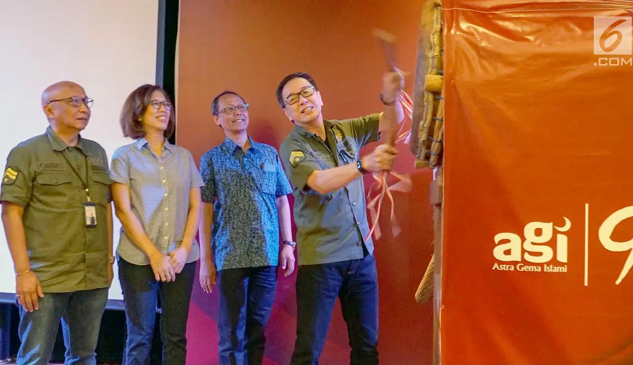 Presiden Direktur Astra Prijono Sugiarto (kanan) memukul bedug sebagai tanda dibukanya acara puncak Astra Gema Islami (AGI) 2019 di Jakarta, Jumat (12/7/2019). AGI yang masuk tahun ke-9 merupakan rangkaian kegiatan Ramadan di Astra untuk menuju profesional muslim Astra. (Liputan6.com/HO/Ilham)