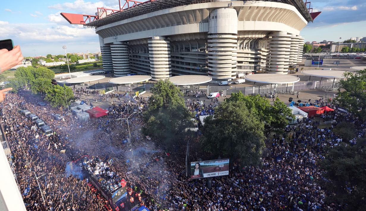 Suka cita mewarnai perayaan juara Inter Milan pada musim ini di Stadion Giuseppe Meaza, Milan, Italia, Minggu (17/05/2026) waktu setempat. (AP Photo/Luca Bruno)