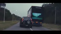 Teknologi anti kecelakaan saat menyalip truk hasil kreasi Samsung. 