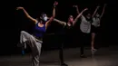 Anggota Ballet Sumber Cipta mengenakan masker saat latihan jelang pertunjukan balet virtual To Live To Love To Dance, Jakarta, Minggu (25/7/2020). Di tengah pandemi COVID-19, Ballet Sumber Cipta akan tampil dalam pertunjukan balet virtual pertama mereka pada 26 Juli 2020. (Xinhua/Agung Kuncahya B.)