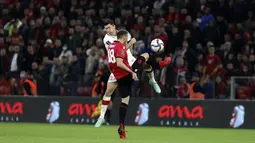 Penyerang Polandia Robert Lewandowski dan bek Albania Ardian Ismajli berebut bola pada lanjutan Kualifikasi Piala Dunia 2022, di Air Albania Stadium, Rabu (13/10/2021) dini hari WIB. Kemenangan Polandia 1-0 atas Albania diwarnai aksi pelemparan botol oleh suporter. (AP Photo/Franc Zhurda)
