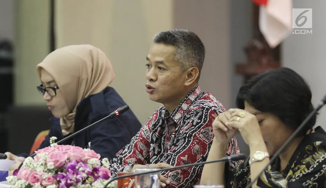 PLH Ketua KPU Wahyu Setiawan mensosialisasikan fasilitas alat peraga dan jadwal kampanye 2019 bagi peserta pemilu tingkat pusat di Gedung KPU, Jakarta, Kamis (30/8). Sosialisasi ini dihadiri oleh LO partai politik. (Liputan6.com/Herman Zakharia)
