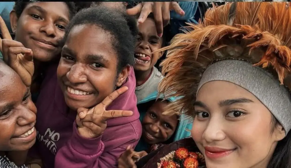 Azizah tampak menimkati kebersamaan dengan anak-anak di Wamena Papua. [Foto: Azizah Salsha]
