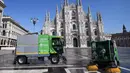 Para pekerja sanitasi membersihkan permukaan jalan di Piazza del Duomo di Milan, 31 Maret 2020. Jumlah kematian akibat COVID-19 di Italia pada Selasa (31/3) mencapai 837, sehingga totalnya menjadi 12.428 sejak pandemi itu kali pertama muncul di Italia utara.  (Xinhua/Daniele Mascolo)