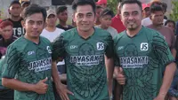 Seto Nurdiyantoro (tengah) diapit kedua adiknya Fajar Listyantoro (kanan) dan Yohanes Yuniantoro (kiri) dalam sebuah laga amal di Ceper, Kabupaten Klaten, tahun 2018. (Bola.com/Vincentius Atmaja)