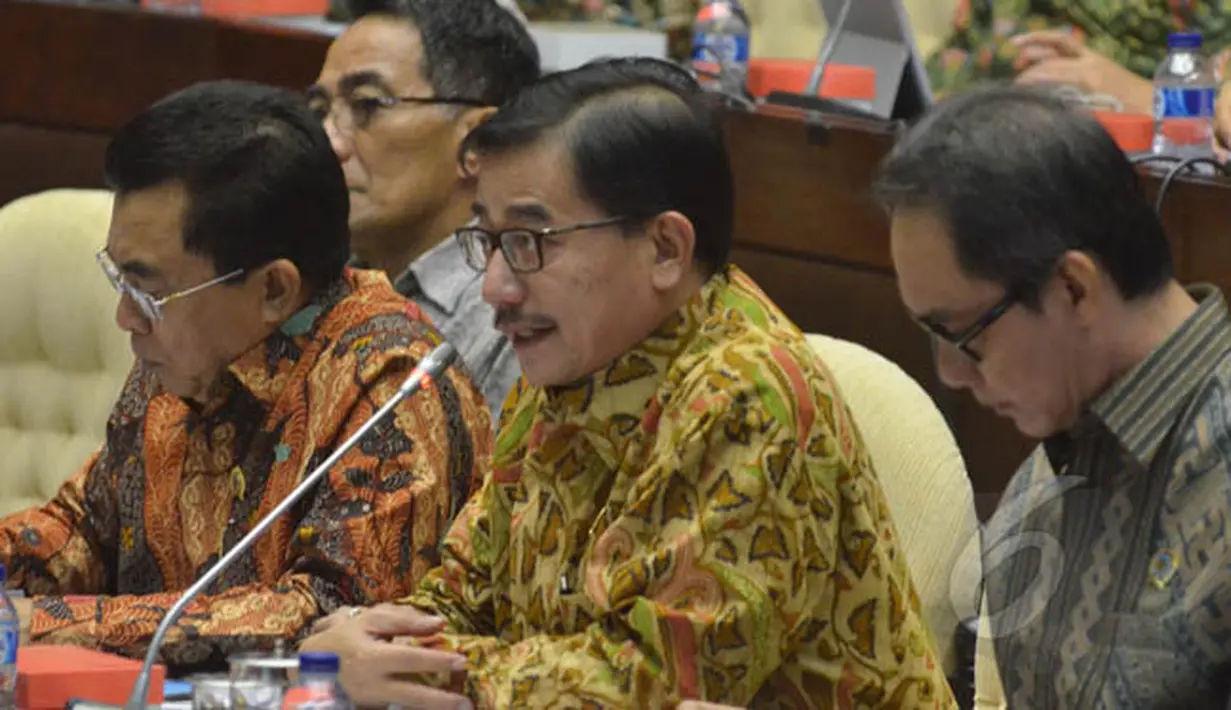 Menteri Agraria dan Tata Ruang/Kepala BPN Ferry Mursyidan Baldan saat mengikuti rapat kerja dengan Komisi II DPR di Kompleks Parlemen Senayan, Jakarta, Kamis (5/2/2015). (Liputan6.com/Andrian M Tunay)