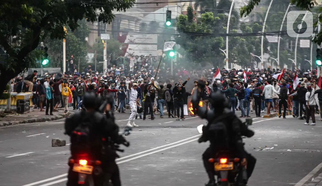 Anggota brimob memukul mundur massa aksi di kawasan Tanah Abang, Jakarta, Selasa (13/10/2020). Hingga menjelang magribh massa masih melakukan perlawan di kawasaan tersebut. (Liputan6.com/Faizal Fanani)