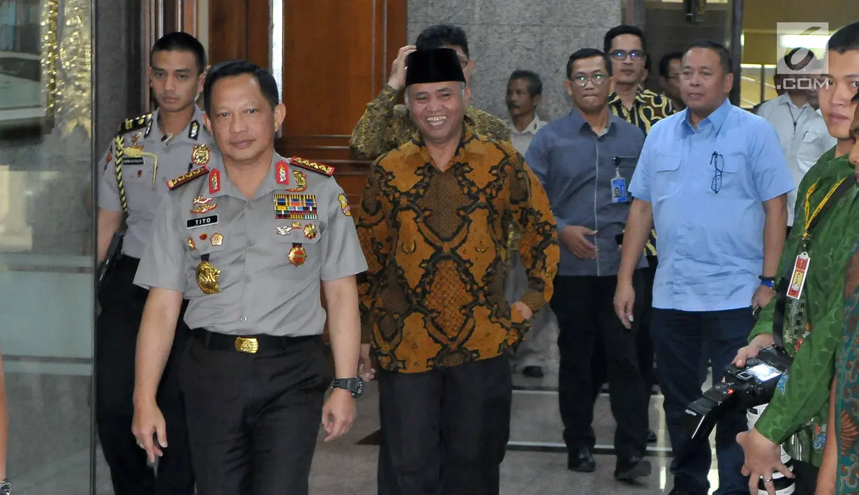 Ketua KPK Agus Rahardjo dan Kapolri Jenderal Tito Karnavian bersiap memberikan keterangan pers di Mabes Polri, Jakarta, Kamis (6/7). Pimpinan KPK menyambangi Mabes Polri dalam rangka silaturahmi antar lembaga penegak hukum. (Liputan6.com/Helmi Afandi)