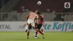 Pemain Bali United, Moch Fahmi Al Ayyubi (kanan) berebut bola dengan pemain Persik Kediri, Ibrahim Sanjaya dalam laga pembuka BRI Liga 1 2021/2022 di Stadion Utama Gelora Bung Karno, Jumat (27/8/2021). Pertandingan berakhir untuk kemenangan Bali United dengan skor 1-0. (Bola.com/Ikhwan Yanuar)