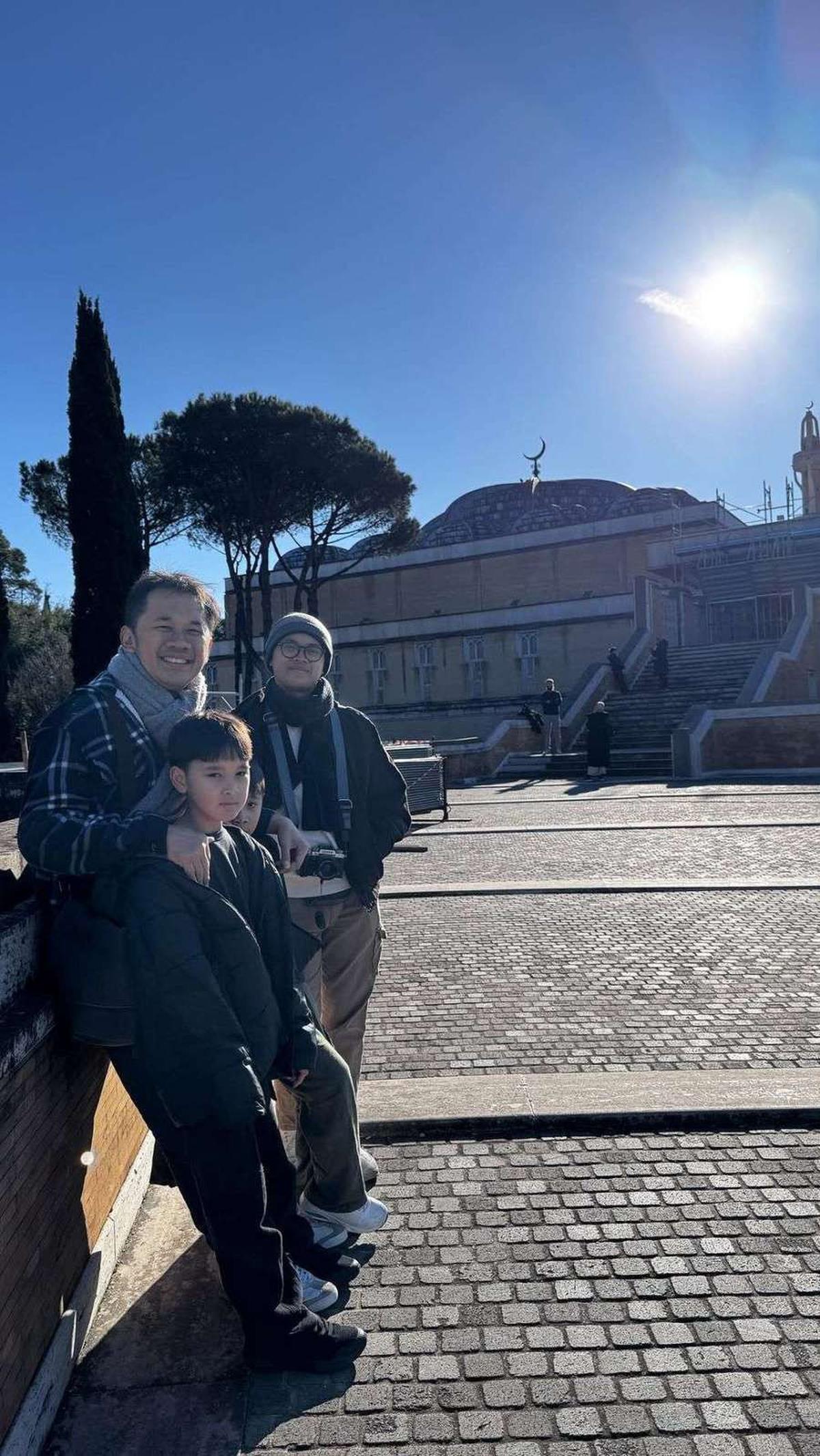 Potret Keluarga Hanung Bramantyo dan Zaskia Adya Mecca Liburan ke Italia, Berkunjung ke Colosseum hingga Salat Jumat di Kota Katolik Roma