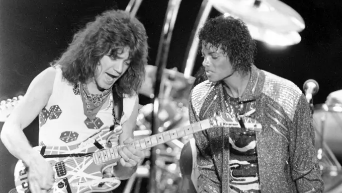 Eddie Van Halen manggung bareng Michael Jackson pada 1984. (AP Photo/Carlos Osorio, File)