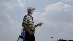 Pegolf Indonesia, Narajie Emerald Putra, berpose usai latihan di Padang Golf Modernland, Tangerang, Rabu (28/3/2018). Narajie akan memeprkuat tim golf indonesia di 2 nomor yaitu individual putra dan beregu putra. (Bola.com/M Iqbal Ichsan)