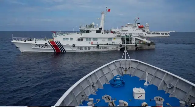 Kapal Garda Pantai China menghalangi penjaga pantai Filipina BRP Cabra saat kapal tersebut mencoba menuju Second Thomas Shoal di Laut China Selatan yang disengketakan pada 22 Agustus 2023. (AP)