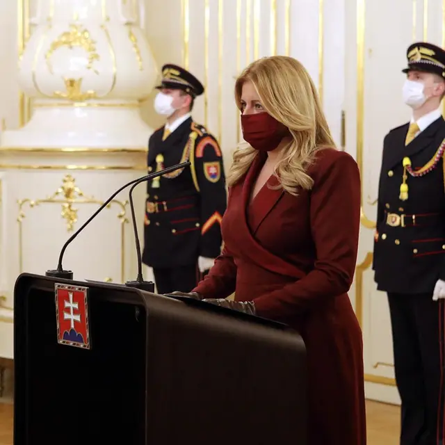 Potret Presiden Slovakia yang tetap stylish meski kenakan atribut pencegahan penularan virus corona