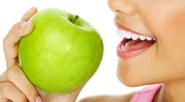 Buah apel mengandung antioksidan untuk membantu proses detoksifikasi tubuh manusia. Proses detoksifikasi dapat merangsang pertumbuhan rambut, mengurangi kerutan, dan gejala penuaan dini. (Istimewa)