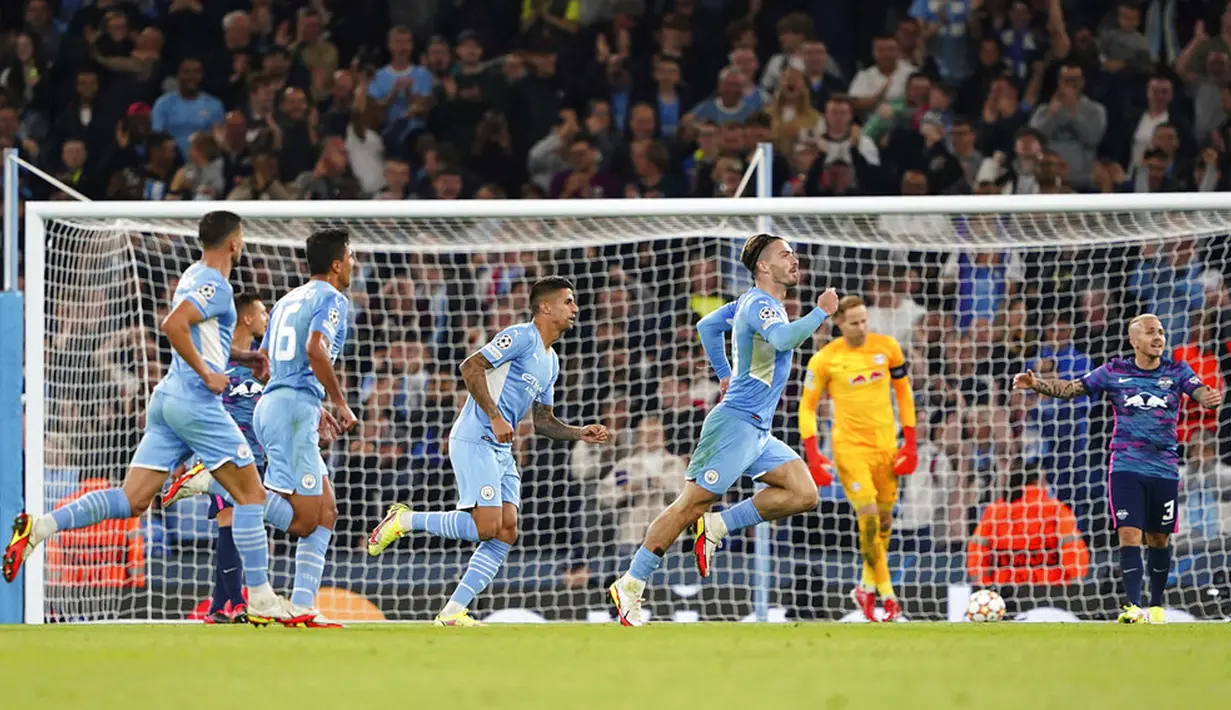 Pemain Manchester City Jack Grealish (kanan) merayakan dengan rekan setimnya usai mencetak gol ke gawang RB Leipzig pada pertandingan Grup A Liga Champions di Stadion Etihad, Manchester, Inggris, Rabu (15/9/2021). Manchester City menang 6-3. (Zac Goodwin/PA via AP)