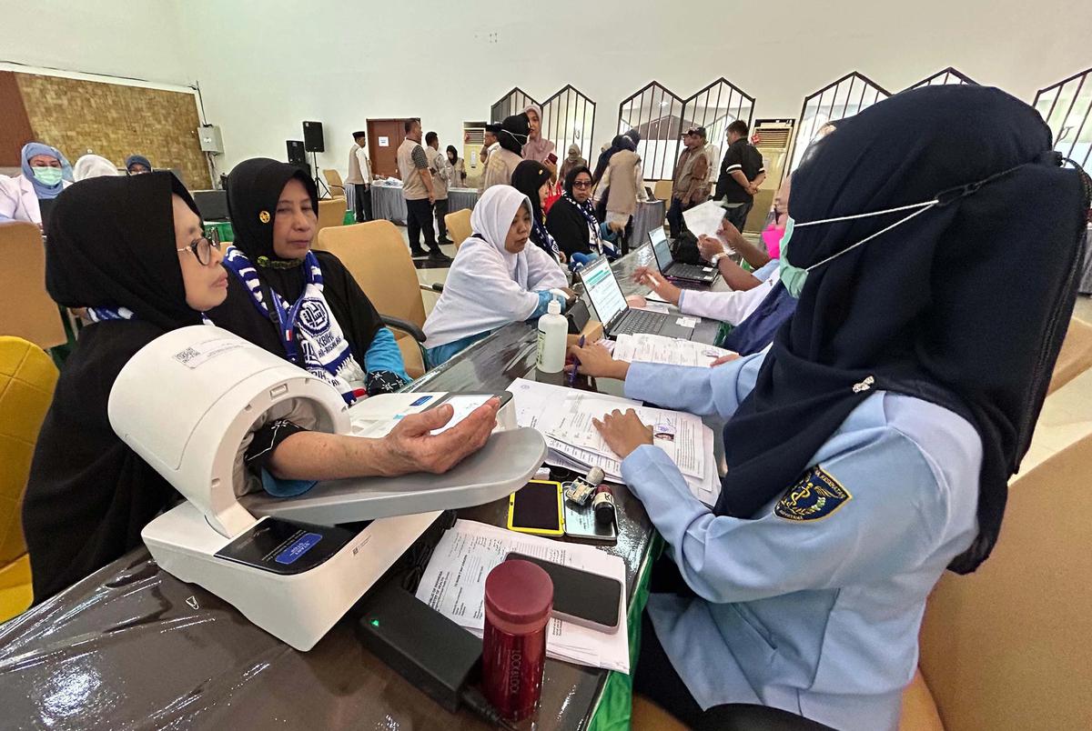 FOTO: Kloter Pertama Jemaah Haji Jakarta Mulai Masuki Asrama Pondok Gede