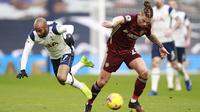 Gelandang Tottenham Hotspur, Lucas Moura (kiri) berebut bola dengan gelandang Leeds United, Kalvin Phillips pada pertandingan lanjutan Liga Inggris di Tottenham Hotspur Stadium di London (2/1/2021). Tottenham menang telak 3-0 atas Leeds. (AFP/Pool/Ian Walton)