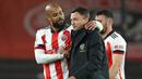 Striker Sheffield United, David McGoldrick (kiri) menghibur manajer interim, Paul Heckingbottom usai kemenangan 1-0 atas Brighton and Hove Albion dalam laga lanjutan Liga Inggris 2020/2021 pekan ke-33 di Bramall Lane, Sheffield, Sabtu (24/4/2021). (AFP/Tim Goode/Pool)