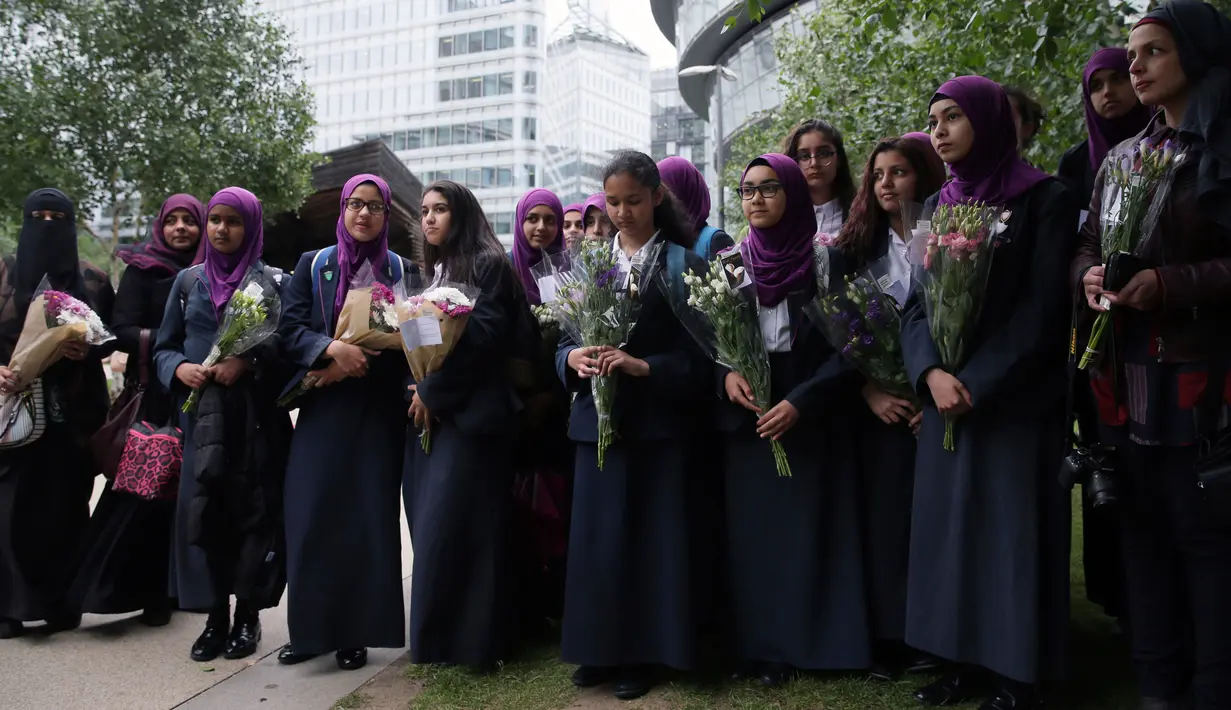 Sejumlah muslim menghadiri acara penghormatan bagi korban teror di Potters Field Park, London, Senin (5/6). Mereka mengenang dan mendoakan korban serangan teror di London Bridge dan Borough Market yang menewaskan 7 orang. (AP Photo/Tim Ireland)