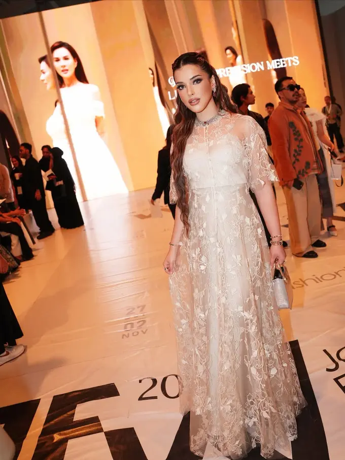 Pesona Bak Dewi, Tasya Farasya Tampil Anggun dalam Balutan Gaun Sapto Djojokartiko di JFW 2026