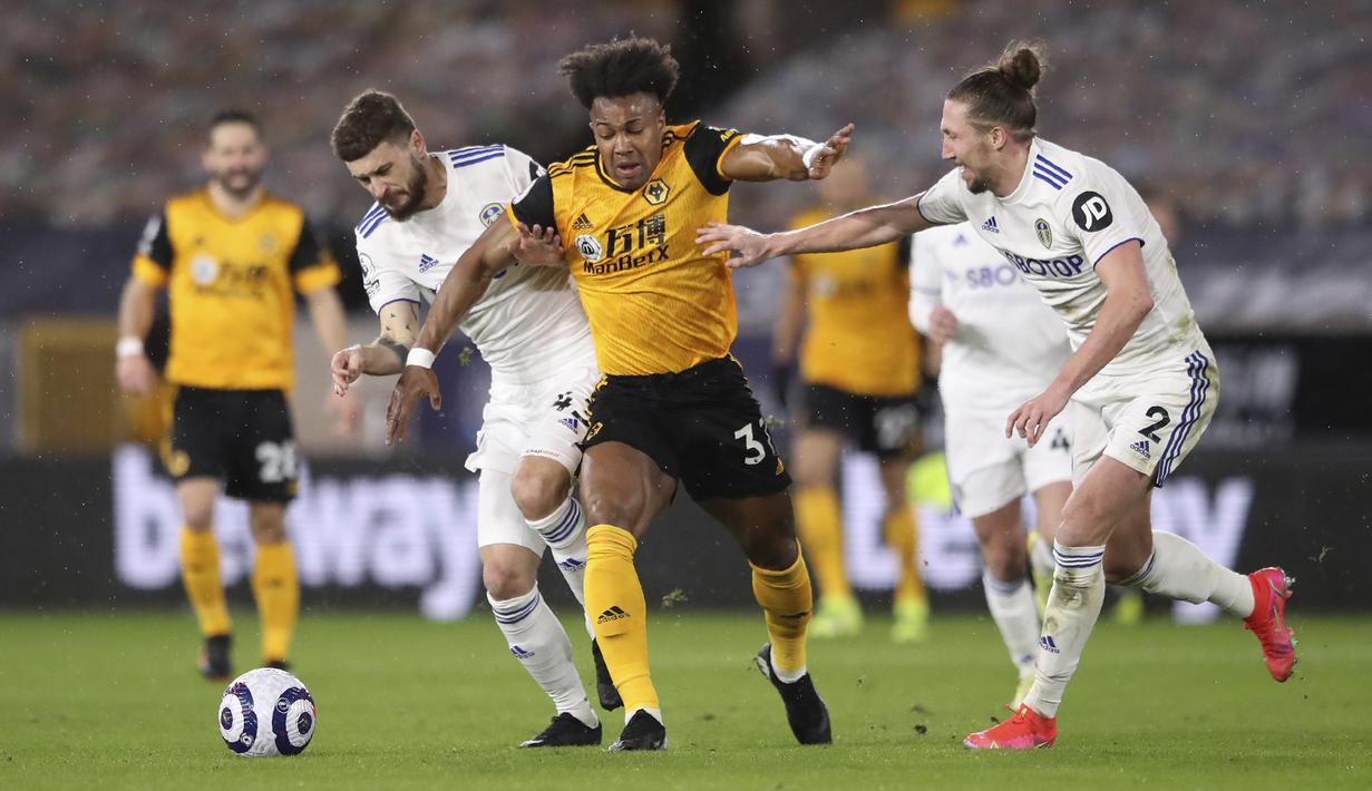 Gelandang Wolverhampton Wanderers, Adama Traore (tengah) dijepit dua pemain Leeds United, Mateusz Klich (kiri) dan Luke Ayling dalam laga Lanjutan Liga Inggris 2020/21 pekan ke-25 di Molineux Stadium, Jumat (19/2/2021). Wolverhampton menang 1-0 atas Leeds. (AP/Alex Pantling/Pool)